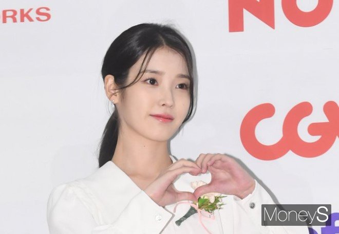  가수 박명수가 후배 아이유의 표절 시비 논란에 대해 소신 발언을 남겼다. 사진은 지난해 11월 서울 여의도동 영등포구 중소기업중앙회에서 열린 제42회 한국영화평론가협회상(영평상) 시상식에 참석한 가수 겸 배우 아이유. /사진=장동규 기자