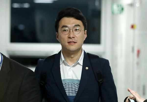 거액의 코인을 보유했다는 의혹을 받는 김남국 무소속 의원을 둘러싸고 정치권이 연일 소란스럽다. 사진은 지난 9일 서울 여의도 국회의원회관에서 이동하는 김남국 더불어민주당 의원. /사진=뉴시스