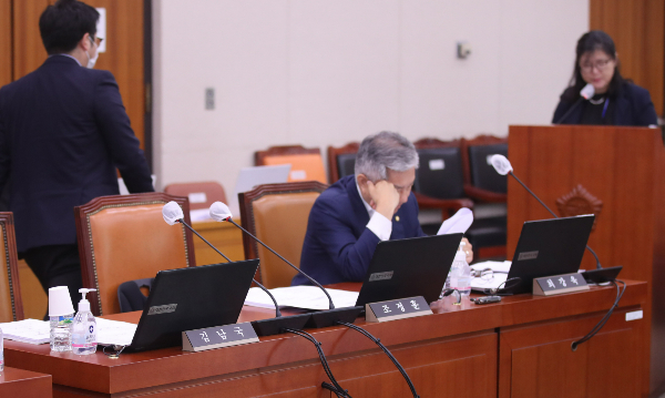 지난 17일 이재명 더불어민주당 대표가 김남국 의원을 국회윤리특별위원회에 제소했다. 사진은 지난 16일 서울 여의도 국회에서 열린 법제사법위원회 전체회의에서 김남국 의원의 자리가 비어있는 모습. /사진=뉴시스
