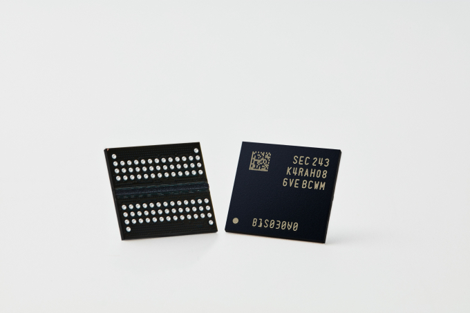 삼성전자가 12나노급 16Gb DDR5 D램 양산에 돌입했다. /사진=삼성전자