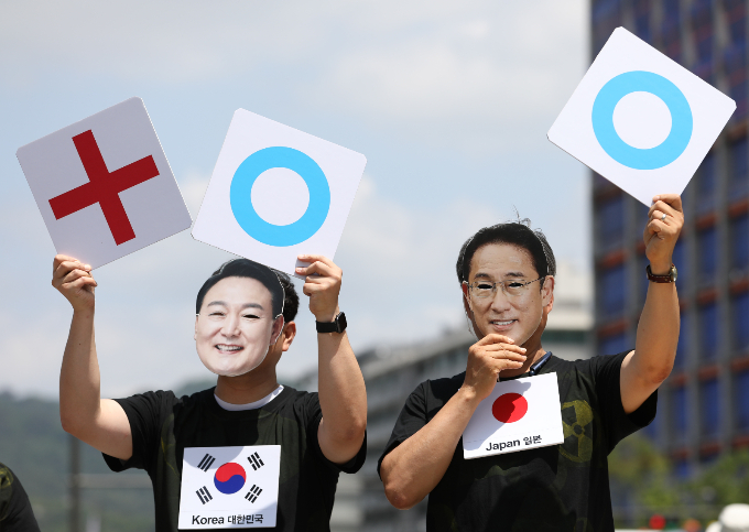 환경보건시민센터 회원들이 19일 서울 종로구 광화문광장에서 G7 정상회의 국가·초청국의 일본 후쿠시마 원전 오염수 태평양 해양투기 반대의사 표명을 촉구하는 기자회견을 열고 규탄 퍼포먼스를 하고 있다. /사진=뉴스1