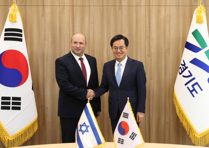 김동연 경기도지사가 지난 19일 오후 경기도청에서 나프탈리 베네트(Naftali Bennett) 전(前) 이스라엘 총리, 요즈마그룹 이갈 에를리히(Yigal Erlich) 회장을 만나 경기도와 이스라엘 간 경제 분야의 교류 확대를 위해 협력하기로 했다. / 사진제공=경기도