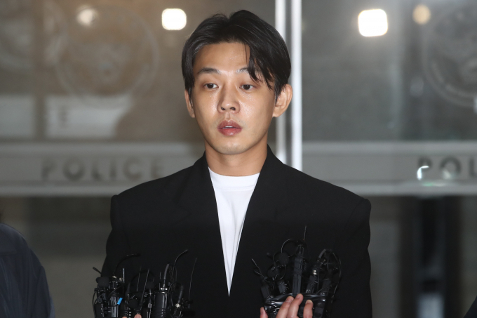 경찰이 마약류 상습 투약 혐의를 받는 배우 유아인(본명 엄홍식)에 대한 구속영장을 신청했다. 사진은 지난 3월27일 서울 마포구 서울경찰청 마포청사에 출석해 마약 투약 혐의 관련 조사를 마치고 나오는 유아인. /사진=뉴스1