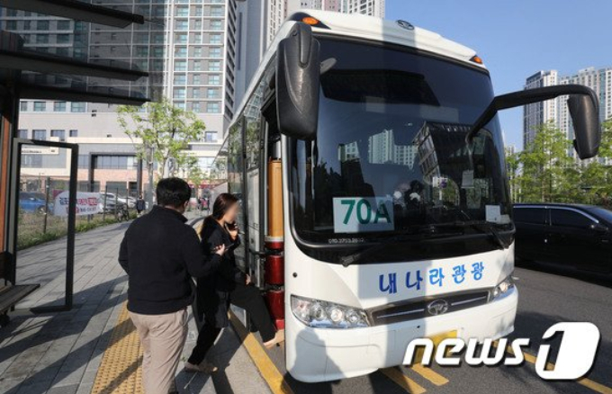 8일 오전 경기도 김포시 70번버스 출발기점인 걸포마루공원 버스정류장에서 출퇴근 시간 김포골드라인 혼잡도를 줄이기 위해 투입된 전세버스에 시민들이 탑승하고 있다. 경기도와 김포시는 김포골드라인 혼잡 완화를 위해 대체 노선인 70번 버스를 이날부터 32회 추가 투입한다고 밝혔다. / 사진=뉴스1