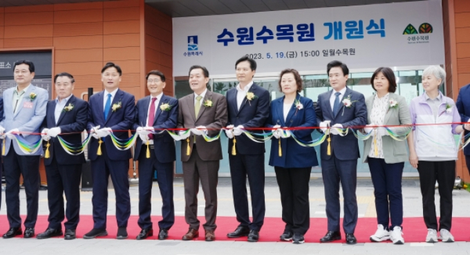 이재준 수원시장(오른쪽 6번째부터), 김기정 수원시의회 의장, 김영진 의원, 이재식 수원시의회 부의장, 홍순주 수원시새마을회 회장 등이 개원식에서 기념 테이프를 자르고 있다. / 사진제공=수원특례시