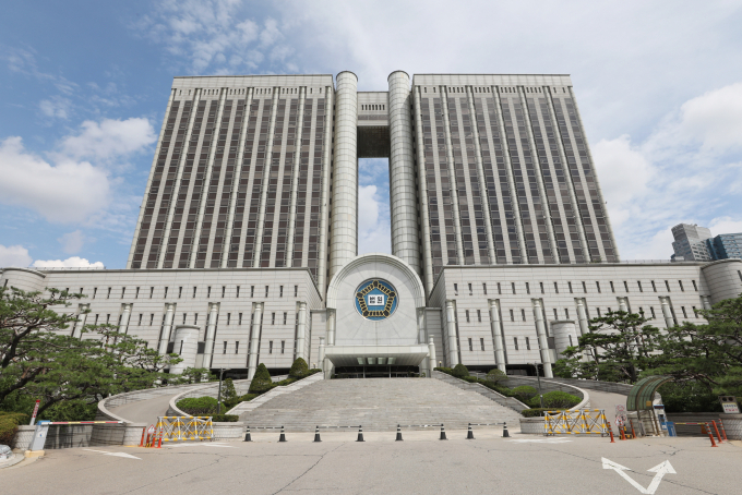 허위로 보험금을 타낸 40대 택시 기사에게 징역형의 집행유예가 선고됐다.사진은 서울중앙지법. /사진=뉴스1