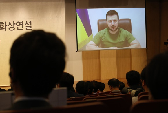 사진은 젤렌스키 대통령이 지난 4월 서울 여의도 국회도서관 대강당에서 한국 국회를 상대로 화상연설을 하는 모습. /사진=뉴스1