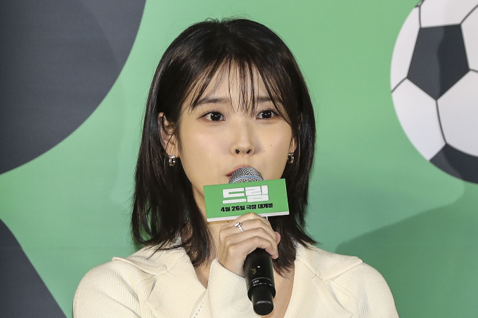 아이유는 가정의 달을 맞아 저소득 취약계층을 위해 경기 양평군에 1000만원을 기부했다. /사진=뉴시스