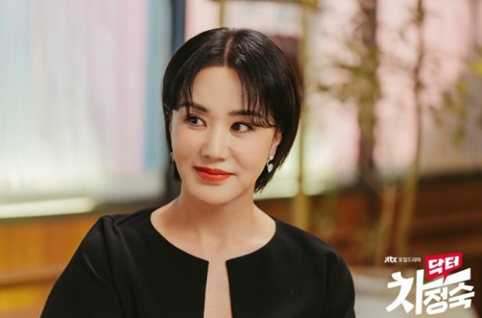 JTBC 드라마 '닥터 차정숙'에서 주연을 맡은 엄정화가 열연을 이어가고 있다.  /사진=JTBC 제공