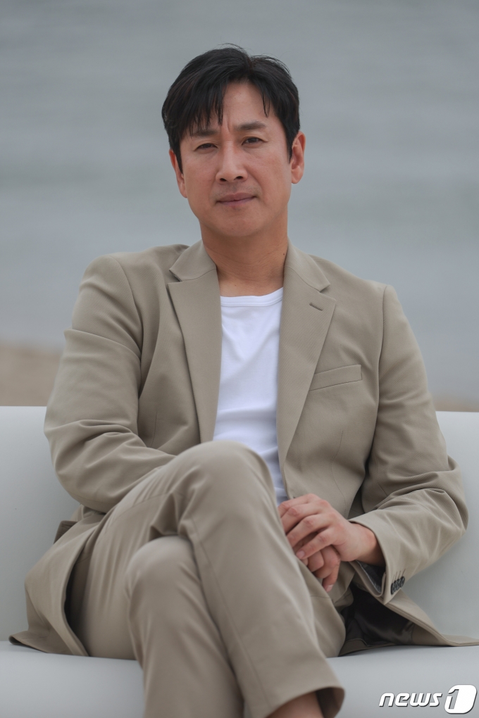 21일 오후(현지시간) 제76회 칸 국제영화제가 열리고 있는 프랑스 남부 소도시 칸 ‘팔레 데 페스티발’(Palais des Festival) 영화진흥위원회 부스 해변에서 비평가 주간으로 선정된 영화 ‘잠’의 주연역을 맡은 배우 이선균이 인터뷰 촬영을 하고 있다. 2023.5.21/뉴스1 ⓒ News1 이준성 기자