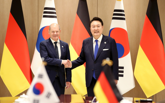 지난 21일 윤석열 대통령과 올라프 숄츠 독일 총리가 한·독 정상회담을 통해 차량 반도체 부분 등에서 긴밀한 협력을 진행하기로 했다. 사진은 지난 21일 서울 용산 대통령실 청사에서 한·독 정상회담을 진행한 올라프 숄츠 독일 총리(왼쪽)과 윤석열 대통령. /사진=뉴시스
