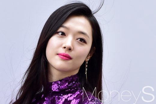 그룹 에프엑스(f(x)) 출신 故 설리(본명 최진리)의 유작 '페르소나 : 설리' 공개 여부에 관심이 모이고 있다. 사진은 지난 2017년 프랑스 여성의류 브랜드 '니나리치' 갤러리아 명품관 스토어 오프닝 기념행사 포토월에 참석했던 故설리. /사진=임한별 기자