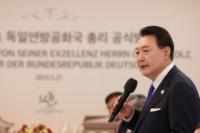 22일 윤석열 대통령이 유럽연합(EU)과 정상회담을 연다. 사진은 지난 21일 서울 용산 대통령실에서 진행된 올라프 숄츠 독일 총리와의 공식 만찬에서 발언하는 윤석열 대통령. /사진=뉴시스(대통령실 제공)