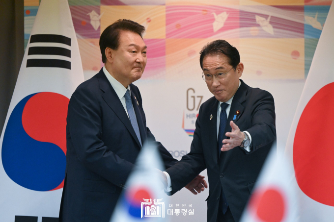윤상현 의원(국민의힘·인천 동구미추홀구을)이 한국은 심리적으로 주요8개국(G8)에 포함된다고 밝혔다. 사진은 지난 21일 일본 히로시마 평화기념공원 국제회의장에서 열린 한일 정상회담에서 악수하는 윤석열 대통령(왼쪽). /사진=뉴스1
