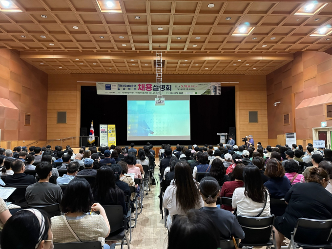 지난 18일 열린 국민건강보험공단 일산병원 채용 설명회에는 구직자 300여명이 참여했다. 시는 6월에 인제대학교 일산백병원, 8월에 국립암센터 채용설명회를 개최할 예정이다. / 사진제공=고양특례시
