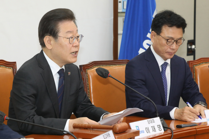 이재명 더불어민주당 대표가 22일 최고위원회의에서 정부의 후쿠시마 오염수 시찰단에 대해 "철저하고 투명한 오염수 검증이 반드시 필요하다"고 주장했다. 사진은 22일 서울 여의도 국회에서 열린 더불어민주당 최고위원회의에 참석한 이재명 대표(왼쪽)와 박광온 원내대표. /사진=뉴스1