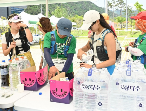 제주삼다수를 생산·판매하는 제주특별자치도개발공사는 지난 20일부터 21일까지 양일간 강원도 인제군 일대에서 진행된 '2023 옥스팜 트레일워커'의 공식 후원사로 참여해 삼다수를 지원했다. 2023 옥스팜 트레일워커 행사 이미지. /사진=제주삼다수  
