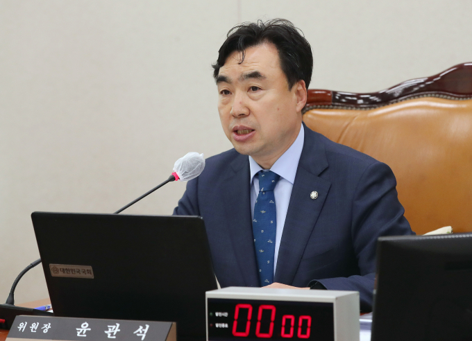 검찰이 22일 더불어민주당 '전당대회 돈봉투' 의혹과 관련해 윤관석 무소속 의원을 소환했다. 사진은 지난 11일 서울 여의도 국회에서 열린 산업통상자원중소벤처기업위원회 전체회의를 주재하는 윤관석 무소속 의원. /사진=뉴스1