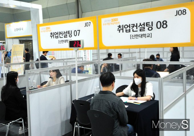 취업상담을 받는 구직자들/사진=장동규 기자