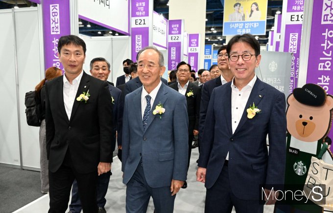 [머니S포토] 오영교·이복현·이재근, KB굿잡 우수기업 취업박람회 투어