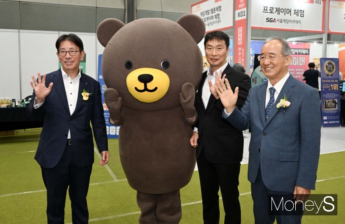 [머니S포토] 오영교·이복현·이재근, KB굿잡 우수기업 취업박람회 투어