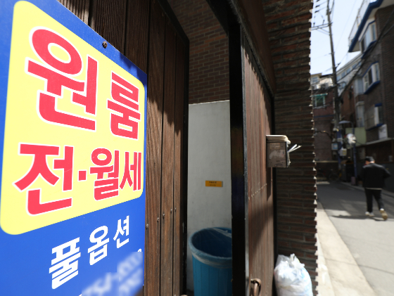 22일 국토교통부는 대학생이나 사회초년생 등 청년층 거주율이 높은 원룸·오피스텔에서 빈번하게 발생하는 과도한 관리비 문제를 뿌리뽑기 위해 다음달부터 순차적으로 '소규모 주택 관리비 투명화 방안 시행에 나선다.  중개대상물 확인?설명사항에 관리비 항목을 추가하고, 중개플랫폼에 표준화된 관리비 입력 세분화 기능을 더하는 방안을 마련할 예정이다./사진=뉴스1