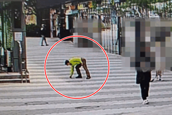 길거리에 떨어진 고가의 다이아몬드 팔찌를 별다른 신고 없이 주워간 70대 남성이 경찰에 붙잡혔다. 사진은 지난 18일 오전 11시27분 서울 광진구 한 거리에서 바닥에 떨어진 다이아몬드 팔찌를 줍는 남성의 모습. /사진=광진경찰서 제공