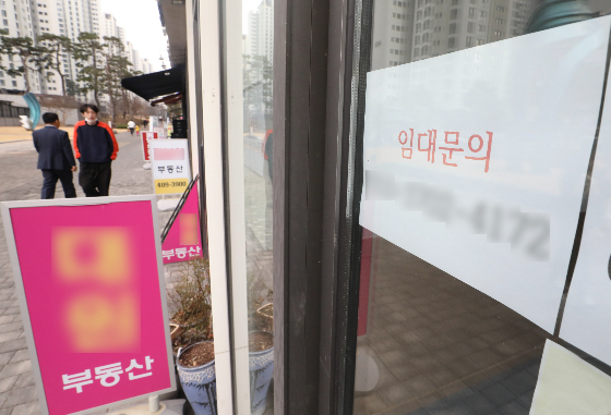23일 서울시는 복잡한 '상가임대차보호법'(이하 상가임대차법) 무료 교육을 통해 임대인-임차인 간의 분쟁을 막고 임차인 보호에 나선다고 밝혔다. 6월 한 달간 매주 수요일, 회당 30명씩 총 120명을 대상으로 계약해지, 임대료와 권리금, 계약갱신청구권 등 상가임대차법 전반 다루는 교육을 실시한다. 23일부터 서울시공정거래종합상담센터 누리집서 신청을 받으며 시민 누구나 참여 가능하다./사진=뉴시스