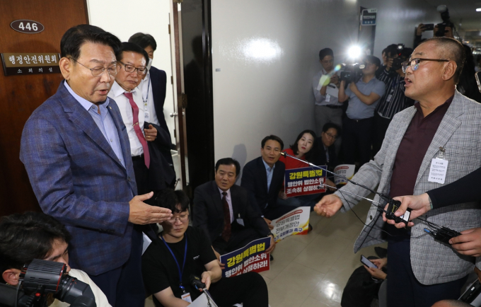 더불어민주당 소속 김교흥 법안심사제1소위원장이 공직자윤리법 개정안을 의결했다고 밝혔다. 사진은 22일 서울 여의도 국회에서 열린 행정안전위원회 법안심사제1소위원회를 앞두고 항의를 받고 있는 김 위원장. /사진=뉴스1