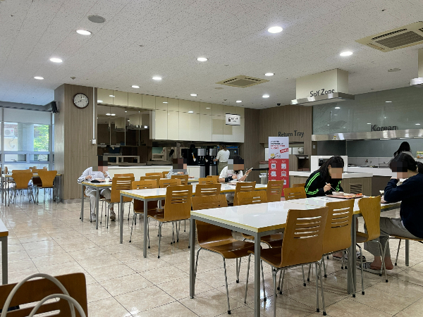 대학생들은 "'천원의 아침밥' 덕분에 저렴하게 든든한 한 끼를 먹을 수 있어 좋다"고 기뻐했다. 사진은 지난 23일 서울여대 샬롬하우스 학생식당에서 '천원의 아침밥'을 먹는 학생들. /사진=염윤경 기자 