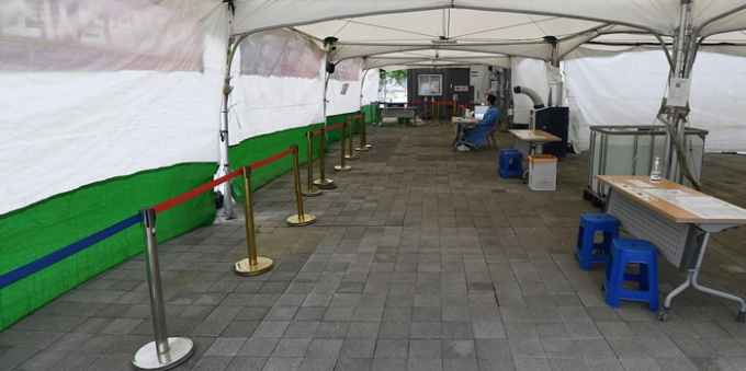 23일 신종 코로나바이러스 감염증(코로나19) 신규 확진자가 2만1385명으로 집계됐다. 사진은 지난 12일 세종시 보람동 시청광장에서 운영중인 임시 선별진료소. /사진=뉴스1
