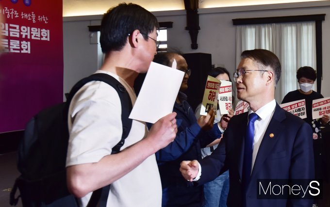 [머니S포토] 기습시위 마주한 이정식 장관, 악수 건넸으나…