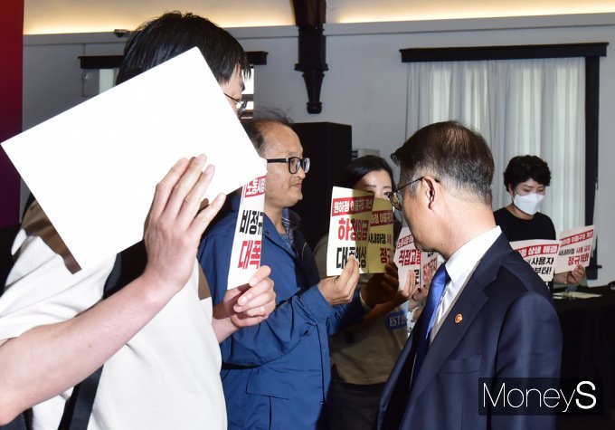 [머니S포토] 기습시위 마주한 이정식 장관, 악수 건넸으나…