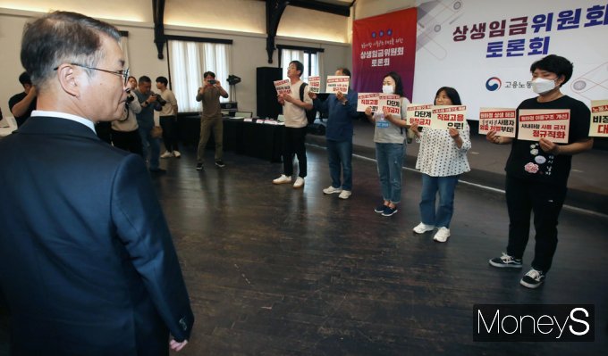 [머니S포토] 기습시위 마주한 이정식 장관, 악수 건넸으나…