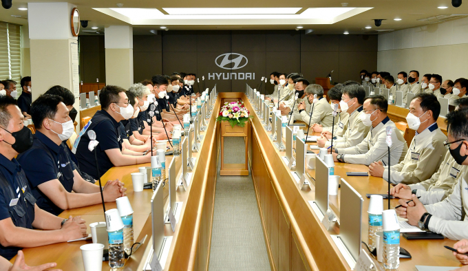 현대차 노조의 임단협이 본격적인 막을 올린다. 사진은 지난해 현대차 노사 대표가 울산공장 본관 동행룸에서 2022년 임금협상 상견례를 하던 모습. /사진=뉴스1(현대차)