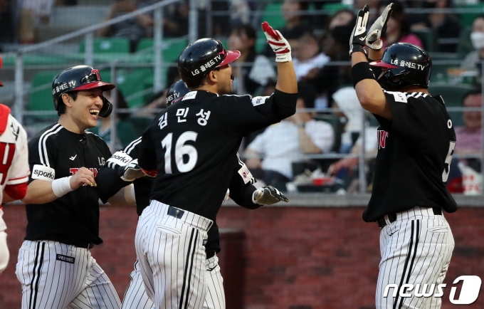 [사진] LG 김민성, 역전 만루홈런