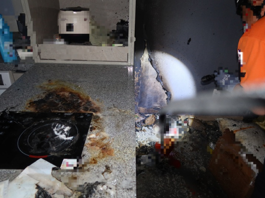 부산 한 오피스텔에서 고양이가 실수로 인덕션 전원을 눌러 발생한 것으로 추정되는 화재가 났다. 사진은 화재가 발생한 오피스텔 내부. /사진=뉴스1(부산소방재난본부 제공)