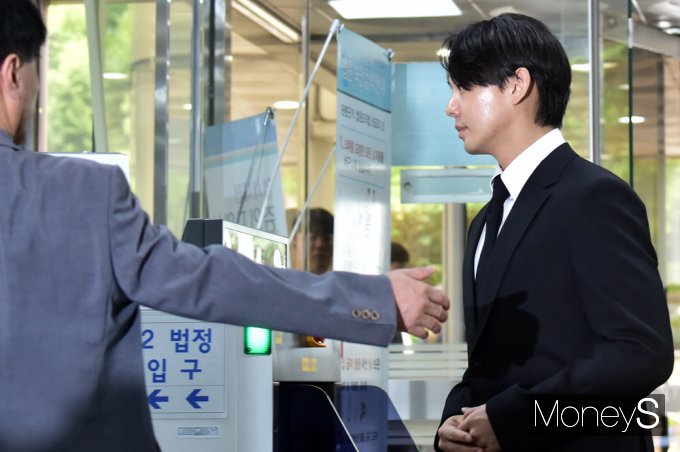 [머니S포토] 상습 마약혐의 유아인, 이르면 오늘밤 구속여부 결정