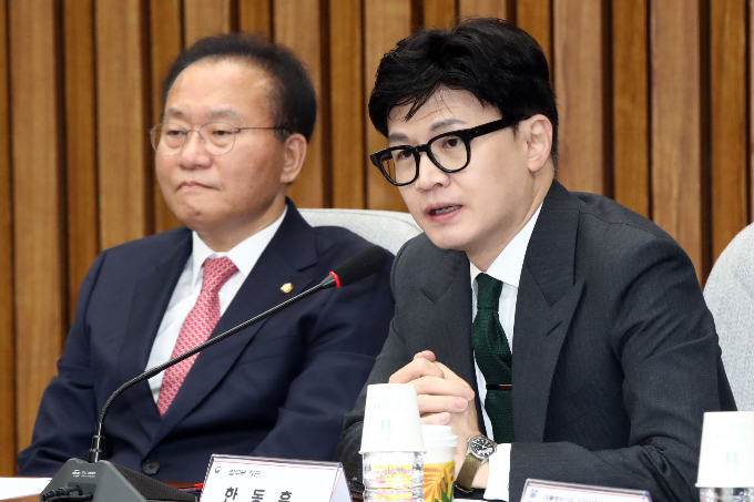 사망한 군인·경찰의 유족이 위자료를 청구할 수 있도록 '유족이 정신적 고통에 대한 위자료를 청구할 수 있다'는 취지의 조항이 신설될 전망이다. 사진은 24일 서울 여의도 국회에서 열린 공공질서 확립과 국민 권익 보호를 위한 당·정협의회에서 모두발언을 하는 한동훈 법무부 장관. /사진=뉴스1