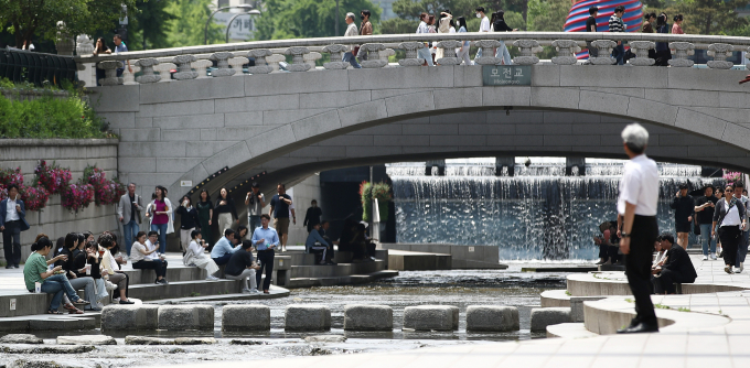 25일은 미세먼지 농도가 '좋음' 수준을 보이는 등 대기질은 맑을 전망이다. 사진은 지난달 18일 서울 종로구 청계천에서 산책하는 시민들. /사진=뉴스1