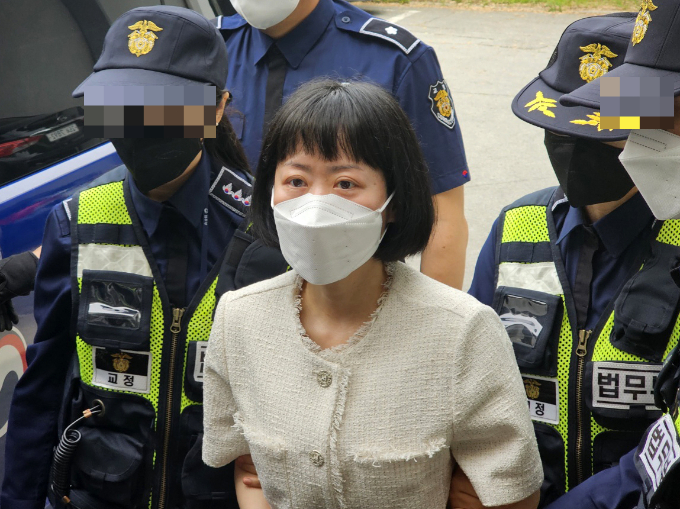 복역 중인 무기수 중 처음으로 재심을 받게 된 김신혜씨(여·46)의 재심 재판을 위한 공판준비기일이 시작됐다. 사진은 24일 재심 준비기일에 참석하기 위해 광주지방법원 해남지원으로 호송되는 김씨. /사진=뉴스1
