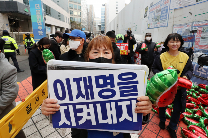 더불어민주당 내에서 이재명 민주당 대표의 강성 팬덤인 이른바 '개딸'(개혁의 딸들)과 결별해야 한다는 목소리가 커지고 있다. 사진은 지난 3월3일 서울 여의도 더불어민주당사 앞에서 집회를 벌이는 수박깨기운동본부 회원으로 기사 내용과 무관함. /사진=뉴스1 