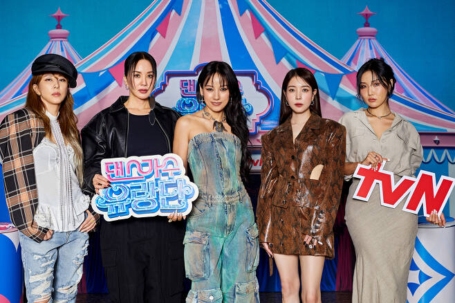 가수 이효리의 농담이 현실이 됐다. 사진은 지난 23일 23일 오전 tvN 새 예능 프로그램 '댄스가수 유랑단'의 제작발표회에 참석한 가수 김완선, 엄정화, 이효리, 보아, 화사(왼쪽부터). /사진=tvN 제공
