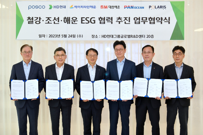 HD현대는 24일 판교 글로벌R&D센터(GRC)에서 ‘조선·철강·해운 3자 간 탄소중립 협력 협약(MOU)’을 체결했다. 사진 왼쪽부터 안중호 팬오션 사장, 서명득 에이치라인해운 대표이사, 김용수 포스코 구매투자본부장, 김완수 HD현대 경영기획실장, 김만태 대한해운 대표이사, 노용래 폴라리스쉬핑 부사장. /사진=HD현대