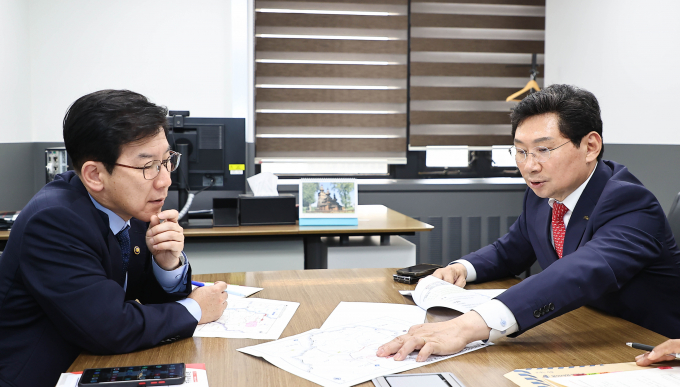 이상일 용인특례시장은 24일 서울 정부종합청사에서 최상대 기획재정부 제2차관과 만나 용인의 주요 사업에 대한 정부의 내년도 예산 지원을 요청했다. / 사진제공=용인특례시
