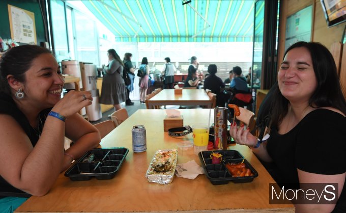 24일 스페인 관광객들이 통인시장 도시락카페에서 음식을 먹고 있다. /사진=장동규 기자
