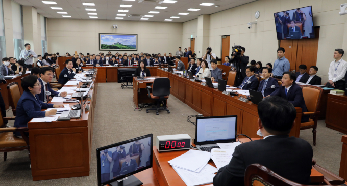 여야 의원들이 24일 오전 서울 여의도 국회에서 열린 환경노동위원회 전체회의에서 노란봉투법(노동조합 및 노동관계조정법 2·3조 개정안)의 본회의 직회부 요구건과 관련해 논쟁을 하고 있다. / 사진=뉴시스 고범준 기자