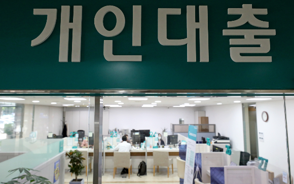 은행 개인대출 창구에서 직원들이 업무를 하고 있다./사진=뉴스1