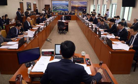 김민기 국회 국토위원장이 지난 24일 오전 서울 여의도 국회에서 열린 국토교통위원회 전체회의에서 의사봉을 두드리고 있다. /사진=뉴스1