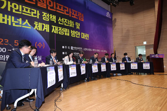 25일 대한토목학회는 전일 '제 2회 국회 건설인프라포럼'을 개최, 신위기 시대에 적신호가 켜졌다는 평가를 받는 국내 건설인프라 정책의 문제점과 개선 방안을 토의하는 자리를 가졌다고 밝혔다. 이날 포험에는 국회 국토교통위원회 소속 국회의원과 건설 학계 교수, 국토교통부 관계자 등이 참석했다./사진제공=대한토목학회